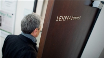 Ein Pädagoge geht ins Lehrerzimmer