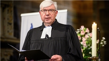 Der leitende Theologe der Bremischen Evangelischen Kirche, Bernd Kuschnerus, sieht das deutsche Modell der Kirchensteuer als solidarisches Konzept der Finanzierung, das die Demokratie stärkt.