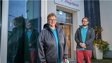 Der Leiter der Weser Tagespflegen, Johannes Flessner, und Pflegefachkraft Ilka Weis von der Weser Tagespflege wurden im Bremerhavener Impfzentrum als Erste geimpft – von Nebenwirkungen wurden sie nicht geplagt.