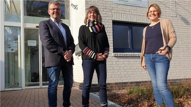Nordenhamer Hebammen haben freie Kapazitäten Der Leiter des Gesundheitsamtes in der Wesermarsch Volker Blohm mit den Hebammen Grethe Wesierski und Kirsten Kuilert vor der Hebammenpraxis an der Ilsestraße 15 in Nordenham.