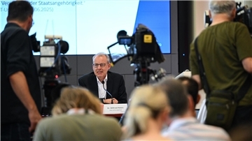Der Leiter des Verfassungsschutzes legt die Begründung dafür vor, warum die AfD in Brandenburg als gesichert rechtsextremistische Bestrebung eingestuft wird. 