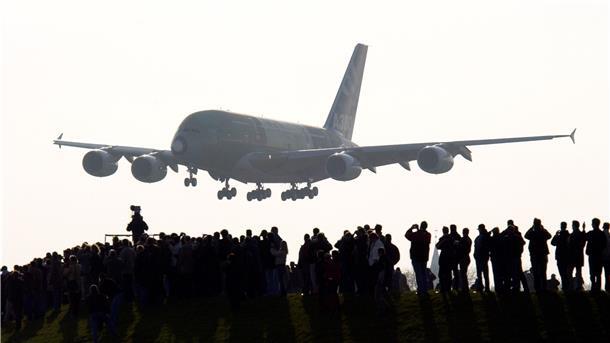 Der letzte A 380 verlässt Finkenwerder.