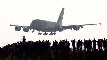Der letzte A 380 verlässt Finkenwerder.