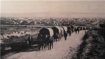 Der letzte Treck verlässt das Dorf. 409 Familien lebten in Alt-Elft. Unter ihnen die Familien Drefs und Sept. Sie verlassen 1940 Bessarabien in Richtung Warthegau.