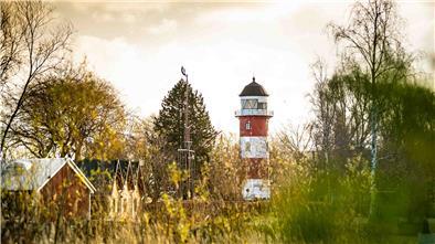 Der Leuchtturm Brinkamahof beherbergt sogar eine Kneipe. Allein in Bremerhaven gebe es mehr als neun Leuchttürme, Oberfeuer und Unterfeuer , die man mit einer Tour verbinden könnte. Die, die das Deutsche Schifffahrtsmuseum beherbergt, nicht eingerechnet. Foto: Hartmann