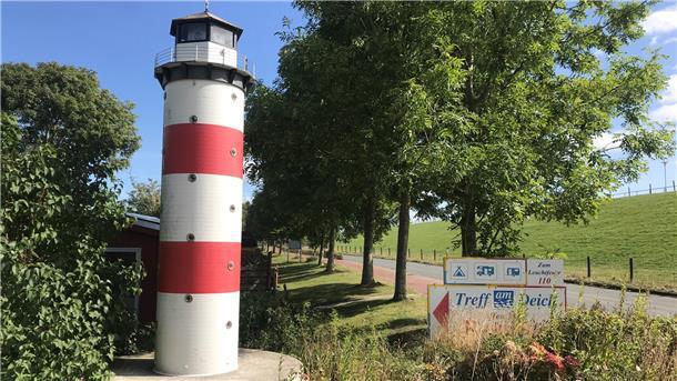 Der Leuchtturm in der Einfahrt zum „Treff am Deich“ in Eckwarderhörne war das Geschenk eines Gastes an die Betreiber.