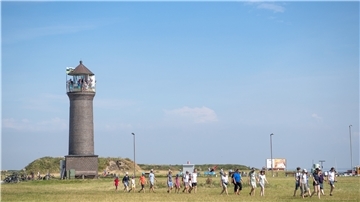 Der Leuchtturm Memmertfeuer auf der Nordseeinsel Juist. Sie sind Symbol der Nordsee und ihr Anblick allein kann Gefühle von Freiheit auslösen. Doch in der Corona-Krise sind auch Leuchttürme von Beschränkungen betroffen.