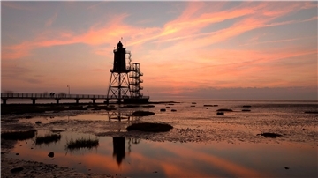 Der Leuchtturm Obereversand an der Wurster Nordseeküste im Abendlicht.