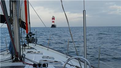Segelschiff nimmt Kurs auf Leuchtturm