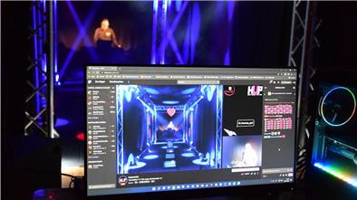 Der Licht-Tunnel und DJ Jörg Hansen werden von mehreren Kameras gefilmt, um Musik und Lichtshow live fürs Publikum im Internet auf Bildschirme zu übertragen.