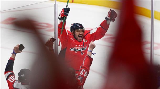 Der linke Flügel der Washington Capitals, Alex Owetschkin (8), feiert in Washington sein 900. NHL-Karrieretor.