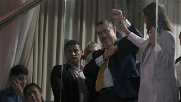 Guatemala: Arévalos Sieg bestätigt, Partei suspendiert Der linke Überraschungskandidat Bernardo Arévalo ging nach einem turbulenten Wahlkampf als Sieger aus der Stichwahl um das Präsidentenamt in Guatemala hervor.