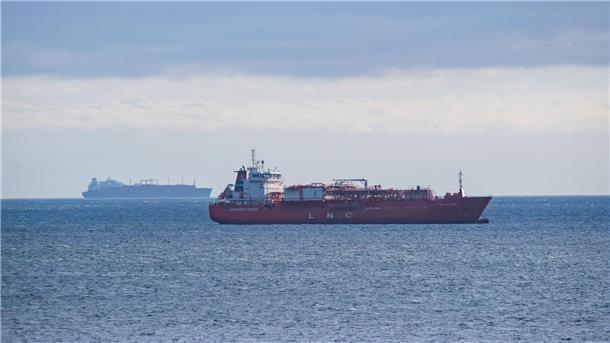 Deutsche Umwelthilfe geht gegen LNG-Pläne bei Rügen vor Der LNG-Shuttle-Tanker „Coral Favia“ liegt vor Sassnitz vor Anker. Der Import von LNG ist vor Rügens Küste bereits sichtbar. Künftig könnten Offshore-Plattformen hinzukommen.