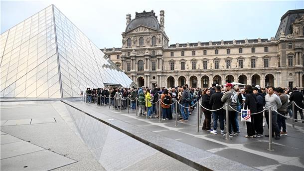 Fahnder sehen organisierte Kriminalität hinter Louvre-Coup Der Louvre wurde nach dem Einbruch für Besucher geschlossen.