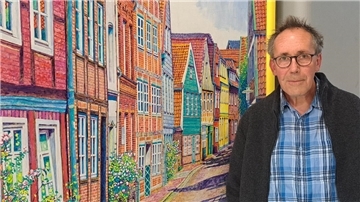 Der Lunestedter Künstler Lutz Mauder bei der 52. Jahresausstellung Die Arche in Beverstedt mit seinem Bild „Stade“, Acryl auf Leinen.