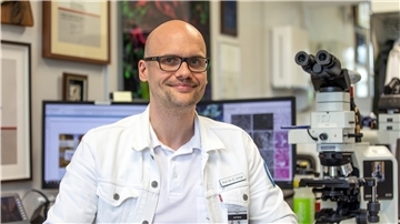Der Lungenpathologe Prof. Danny Jonigk hat gemeinsam mit anderen internationalen Forschern herausgefunden, dass Covid-19 eine Erkrankung ist, die die Blutgefäße massiv angreift.