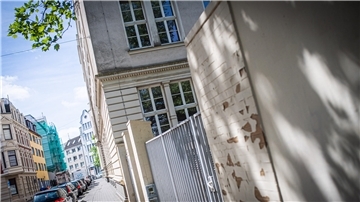 Der Magistrat hatte den Vorfall mit einem Armbrustschützen im Mai 2022 am Lloyd-Gymnasium zum Anlass genommen, zu prüfen, wie Schulen noch sicherer werden können.