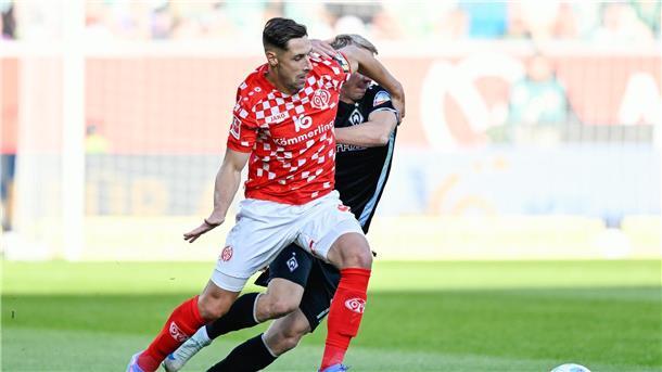 Der Mainzer Abwehrspieler Dominik Kohr (l) verschuldete den Elfmeter zum 1:0 für Bremen.