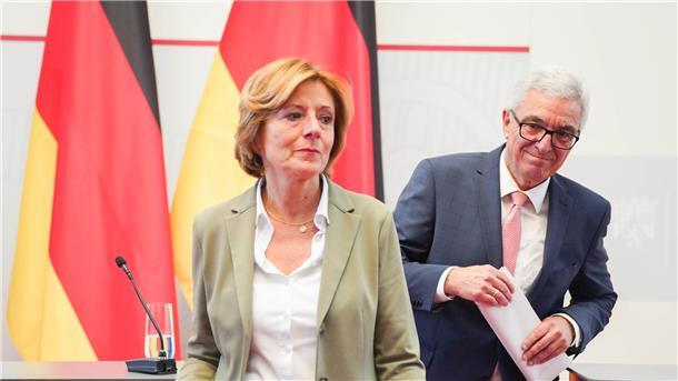 Ahr-Flut: Rheinland-pfälzischer Innenminister tritt zurück Der Mainzer Innenminister Roger Lewentz verlässt gemeinsam mit Ministerpräsidentin Malu Dreyer eine Pressekonferenz, bei der er seinen Rücktritt bekanntgab.