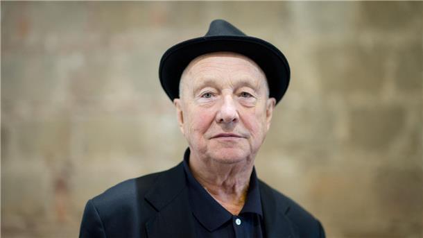 Der Maler und Bildhauer Georg Baselitz im Residenzschloss in der Ausstellung „Hintergrundgeschichten - Georg Baselitz“.