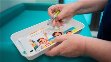 Medizin für Kinder liegt in einer Schale.