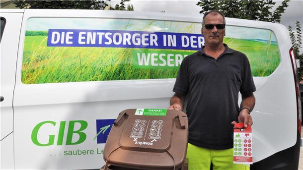 Der Mann mit der Roten Karte: Marco Bergmann-Osterloh von der GIB hängt diese Karte an falsch befüllte Biotonnen.