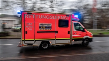 Der Mann wurde unter dem Bus eingeklemmt und schwer verletzt. (Symbolbild) 