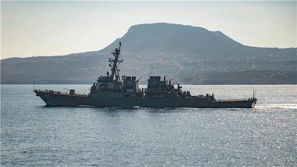 Huthis greifen erneut Handelsschiffe an Der Marine-Zerstörer „USS Carney“ habe auf Notrufe der Frachter reagiert und Hilfe geleistet, hieß es.