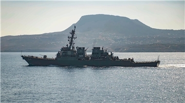 Der Marine-Zerstörer „USS Carney“ habe auf Notrufe der Frachter reagiert und Hilfe geleistet, hieß es.