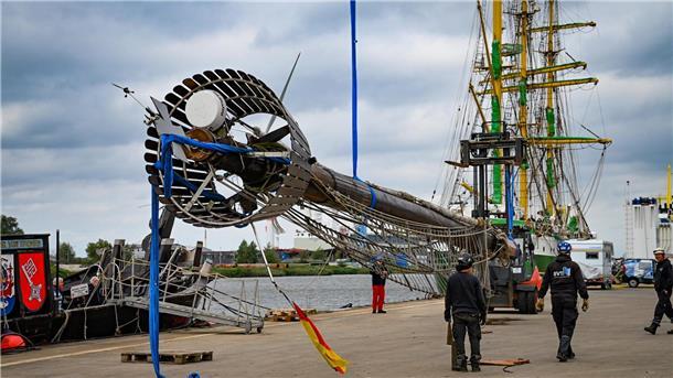 Der Mast der "Ubena von Bremen" ist sicher auf der Kaje angekommen.