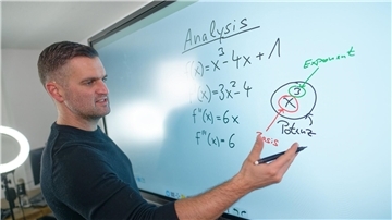 Der Mathematik-Youtuber Daniel Jung steht in seinem Videostudio, in dem er seine Mathematik-Lehrvideos aufnimmt.