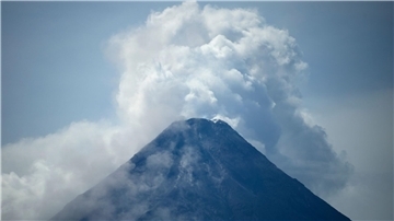 Der Mayon ist wegen seiner malerischen Kegelform ein beliebter Anziehungspunkt für Touristen auf den Philippinen, aber er ist auch der aktivste der Vulkane des Archipels.