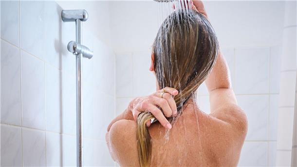 Hilft Thymian-Öl beim Wachsen? Sechs Haar-Mythen im Check Der Mensch hat zwischen 80.000 und 120.000 Haare auf dem Kopf. In den Drogerie-Regalen häufen sich die Pflegeprodukte. Doch nicht alles ist unbedingt wirksam. (Symbolbild)