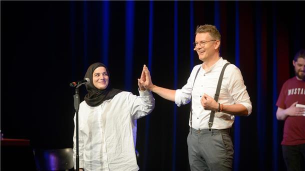 In der Langen Nacht der Kultur wird getanzt, musiziert und gestaunt Ein Mann und eine Frau berühren gegenseitig ihre Hände.