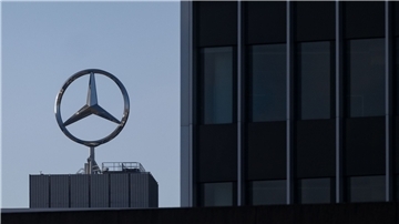 Der Mercedes-Stern ist auf einem Gebäude des Mercedes-Benz Werks in Untertürkheim zu sehen.