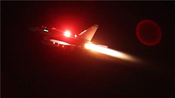USA und Großbritannien greifen Huthi-Stellungen im Jemen an Der Militärschlag sei eine Reaktion auf die „illegalen, gefährlichen und destabilisierenden“ Angriffe der Huthi auf Schiffe im Roten Meer und beruhe auf dem Recht der Selbstverteidigung, heißt es in einer Erklärung der Verbündeten.