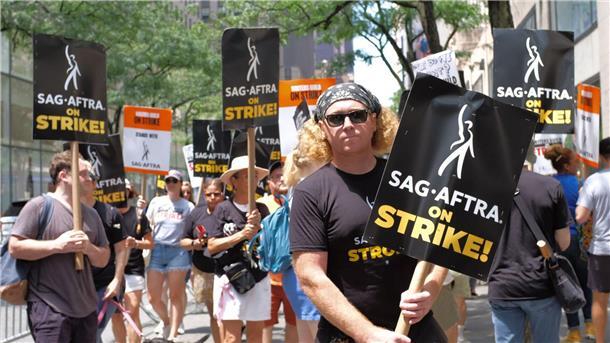 Der mit seinen Schauspielkollegen solidarische Requisiteur Keith Fennelly streikt vor dem NBC-Hauptsitz in New York für bessere Vergütung.