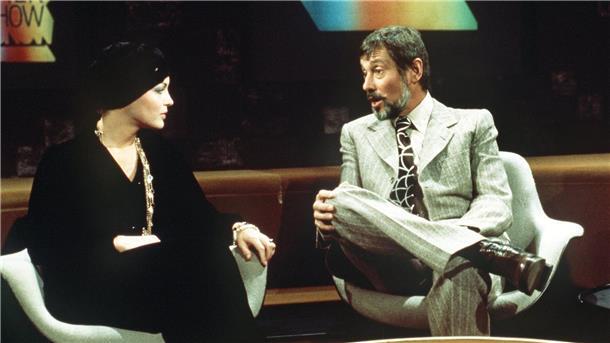 Der Moderator Dietmar Schönherr mit Romy Schneider während der Talkshow „Je später der Abend“ am 30. Oktober 1974.