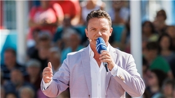 Der Moderator und Sänger Stefan Mross in der ARD-Schlagersendung „Immer wieder sonntags“ (2022).