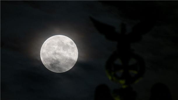 Der Mond kommt der Erde näher. (Archivbild)