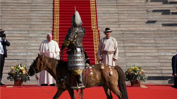 Der mongolische Präsident Ukhnaagiin Khurelsukh (r) empfängt Papst Franziskus vor dem Regierungsgebäude in Ulan Bator.