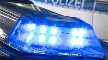 Ein Blaulicht leuchtet auf dem Dach eines Einsatzfahrzeugs der Polizei.