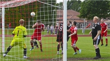 Der MTSV Selsingen II (rote Trikots) feierte zum Saisonabschluss einen 5:0-Heimsieg. Allerdings hatte die SG Oste II vor der Partie die Positionen auf dem Feld ausgelost. In dieser Szene hatte „Keeper“ Oliver Riepe Glück: Der Ball krachte an die Latte.