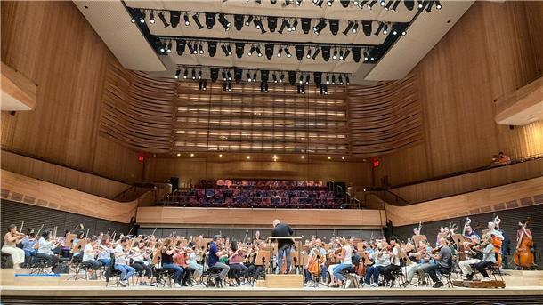 Der Musikdirektor Jaap van Zweden dirigiert die erste Probe der New Yorker Philharmoniker in der Saison 2022/23 in der David Geffen Hall im Lincoln Center for the Performing Arts.