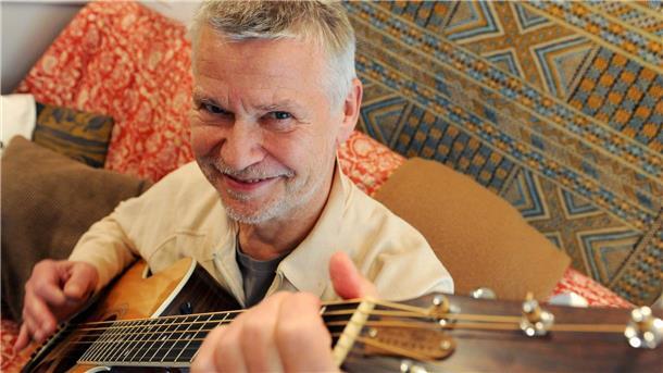 Der Musiker Achim Reichel spielt in seinem Tonstudio auf einer seiner 25 Gitarren.