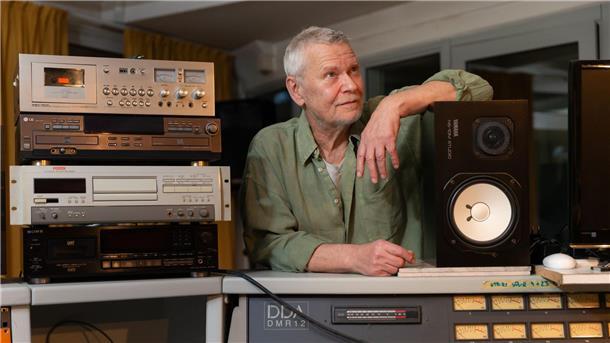 Der Musiker Achim Reichel steht in seinem Tonstudio.