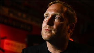 Der Musiker blickt nachdenklich in die Ferne: Thees Uhlmann reflektiert über seine 30-jährige Karriere und das neue Best-of-Album „Sincerely, Thees Uhlmann“.