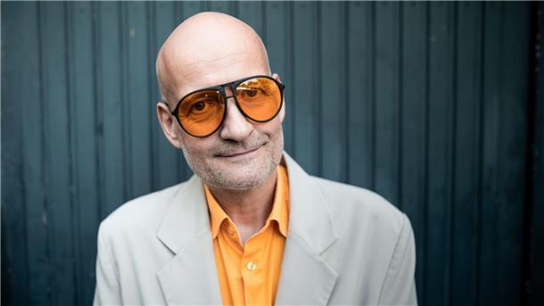 Der Orgelgott aus dem Pott: Das Phänomen Mambo Kurt Der Musiker Mambo Kurt steht vor seinem Haus in Bochum.