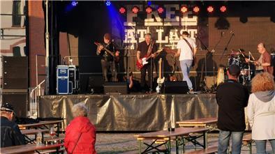 Der Musiksommer 2021 hat begonnen. Zur Eröffnung spielte „Free at last“, eine Bluesrock-Band aus Stade, im Fischereihafen. Rund 150 Zuschauer freuten sich über diesen Live-Auftritt.