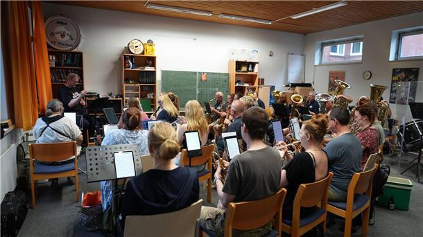 Blasmusik statt Rockmusik Der Musikzug der Freiwilligen Feuerwehr Wacken probt in einer Grundschule.